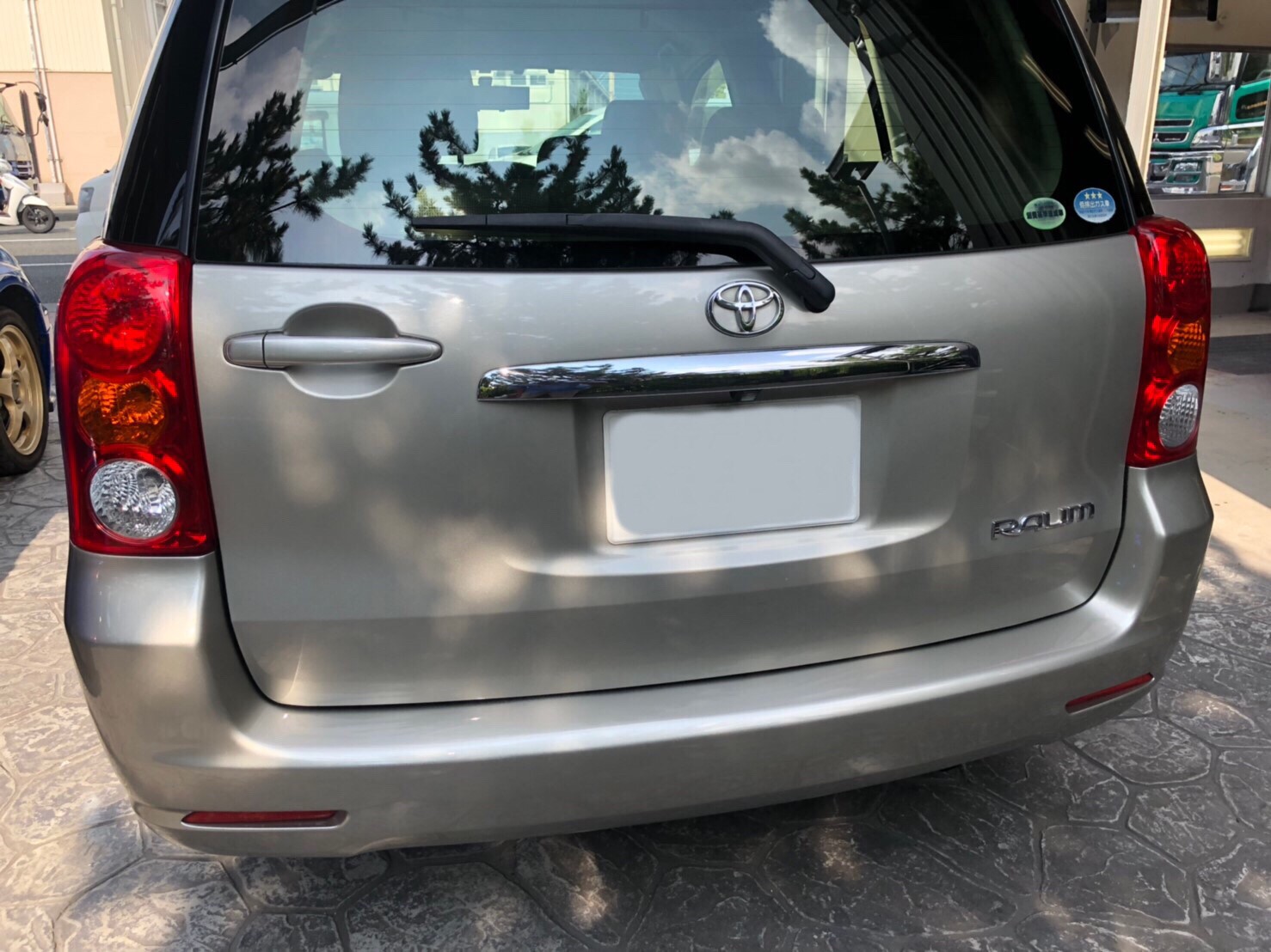 伊丹市から 中古交換でお安く直します トヨタ ラウム 兵庫県伊丹市の板金塗装キズへこみ事故車の修理 実績台 ガレージウィズユー